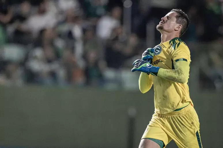 Goiás Vira e Vence Ceará com Dois Gols do Goleiro Tadeu

